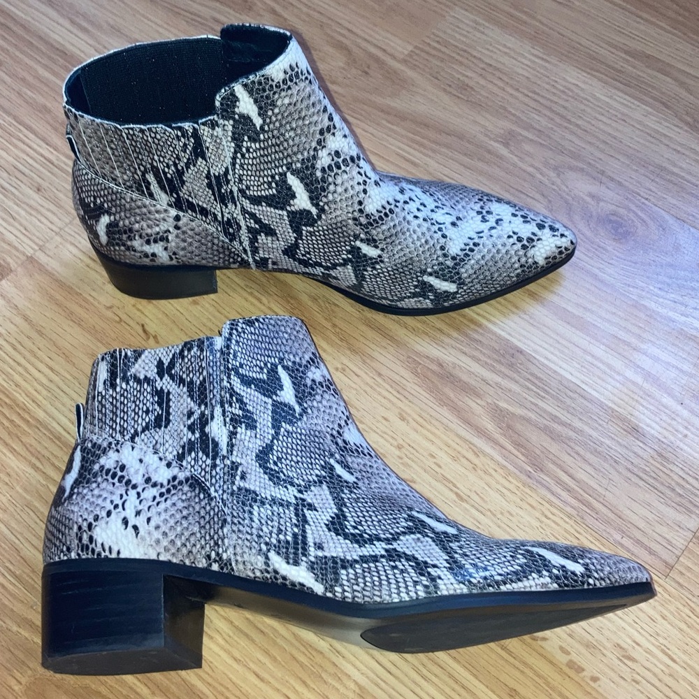 Halogen Leather Leather Snakeskin Style Pointed Toe Slip On Bootie Sz 7 1/2 M